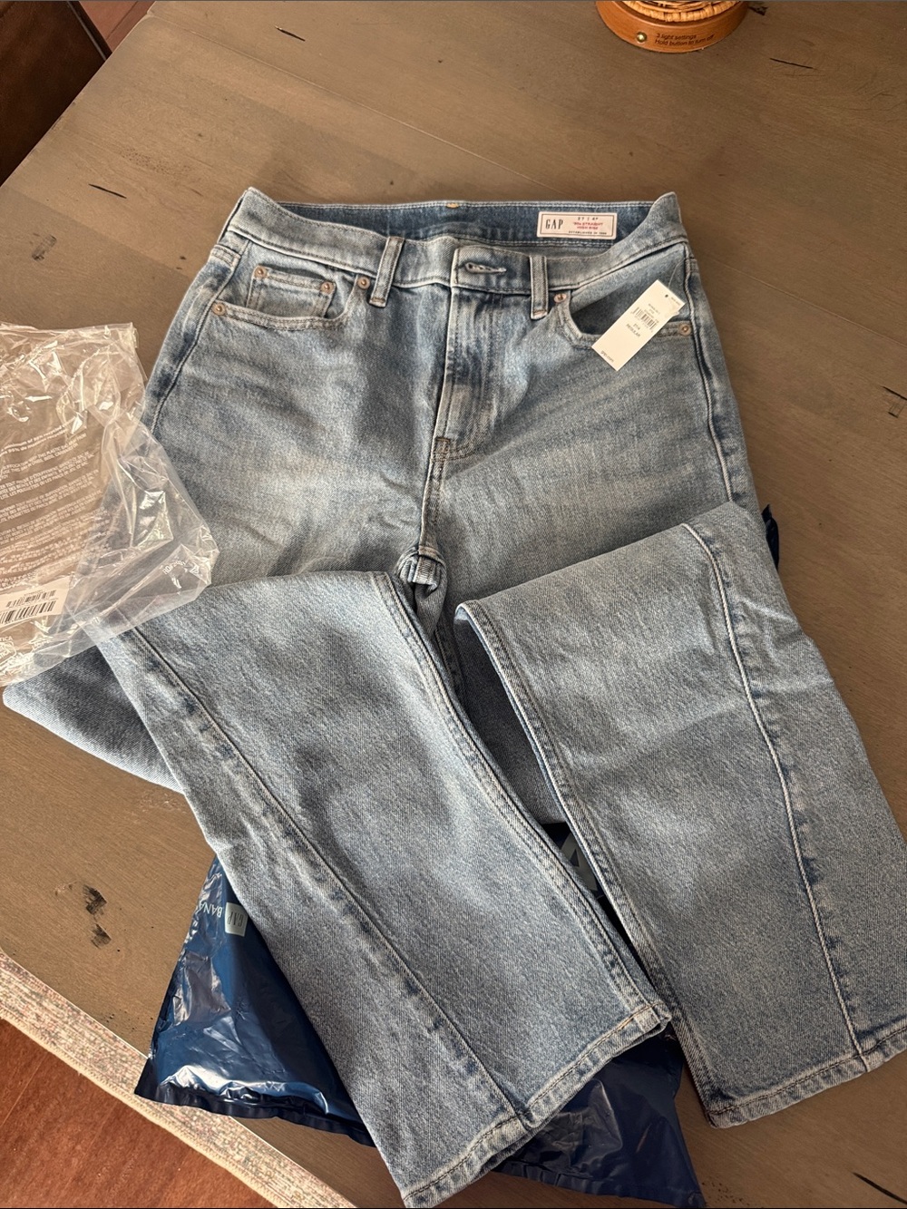 GAP Women's Light Wash Straight-Leg Jeans ‘90’s straight high rise size 27/4